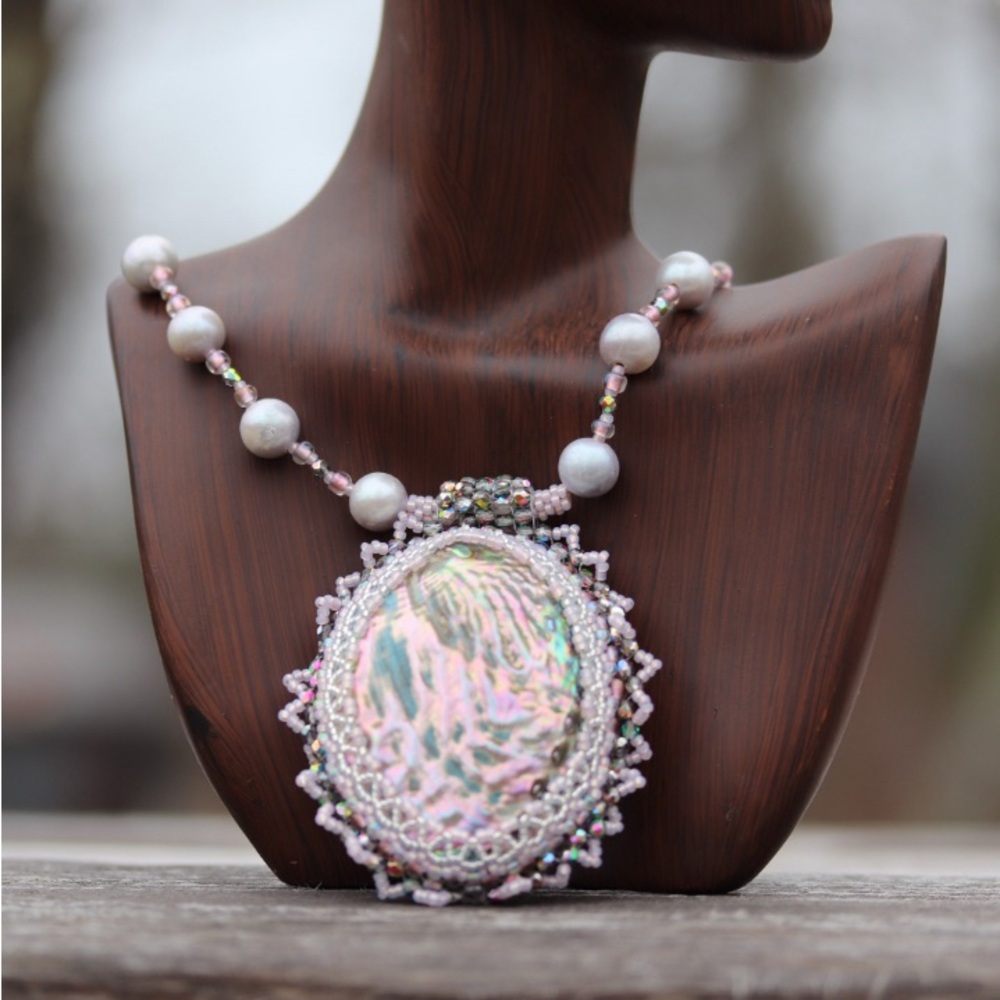Elegant Pearl and Abalone Beaded Pendant Necklace